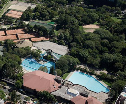 Foto Aérea mostrando duas piscinas e áera arborizada do Grêmio Náutico União.